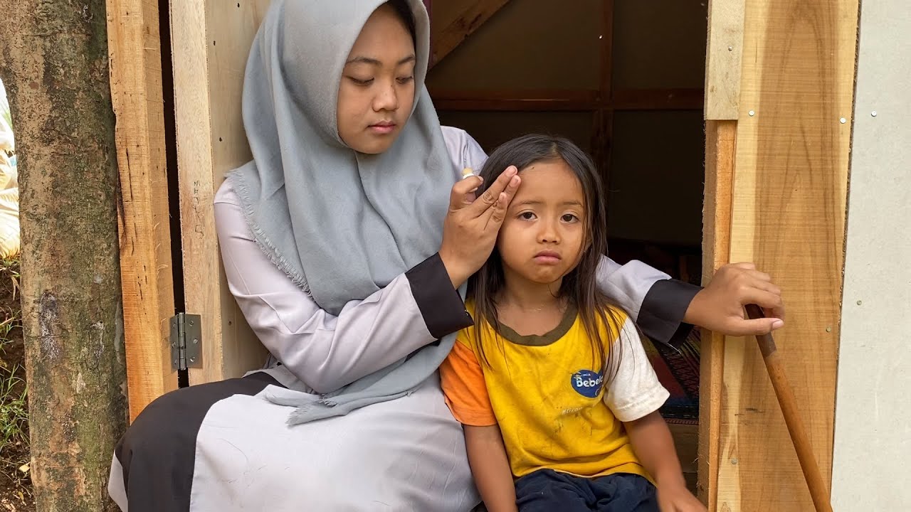 ANAK YANG MALANG LISNA DAN LISKA SEJAK BAYI DI TINGGAL KEDUA ORANG TUA KINI TINGGAL DI GUBUK SEMPIT