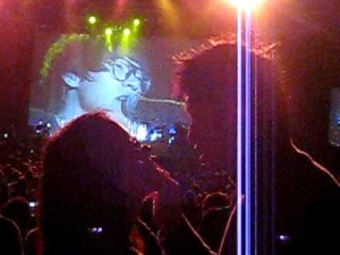 甜蜜情侶情不自禁 live in 盧廣仲香港演唱會 (bg music: 無敵鐵金剛)