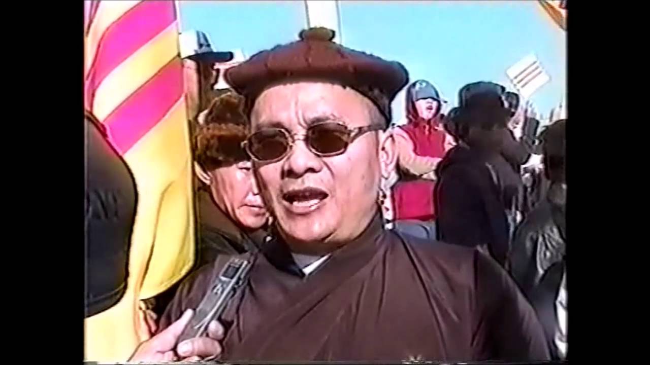 Biểu tình chống CSVN bán đất và biển cho Trung Cộng tại Santa Ana Jan 20 2002 1 of 2 - YouTube