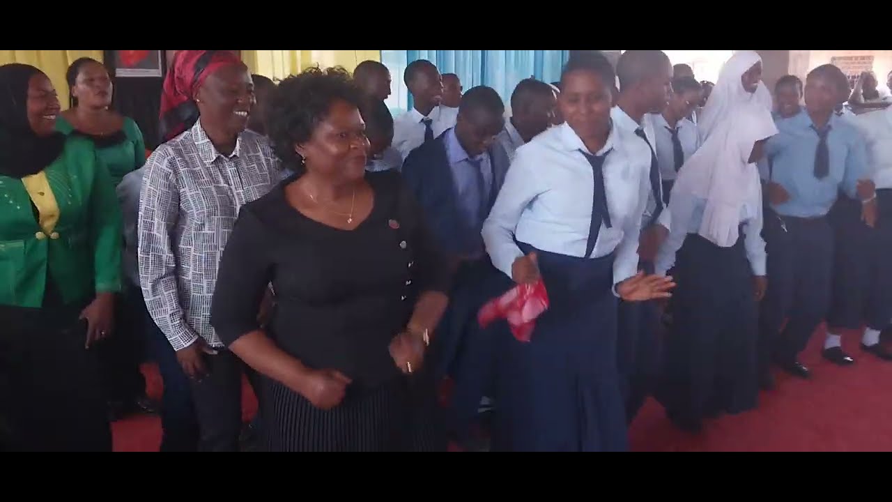 Mkuu wa Mkoa wa Shinyanga Christina Mndeme akicheza Kwaito na wanafunzi Chuo cha Ualimu Shy Com