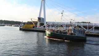 Kuter Rybacki Wpływa Do Portu Ustka