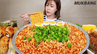 видео: титр) Buldak spicy chicken fire noodles X5 Hot pepper Kimchi Fried dumplings REAL SOUND ASMR MUKBANG картинка: титр) Buldak spicy chicken fire noodles X5 Hot pepper Kimchi Fried dumplings REAL SOUND ASMR MUKBANG