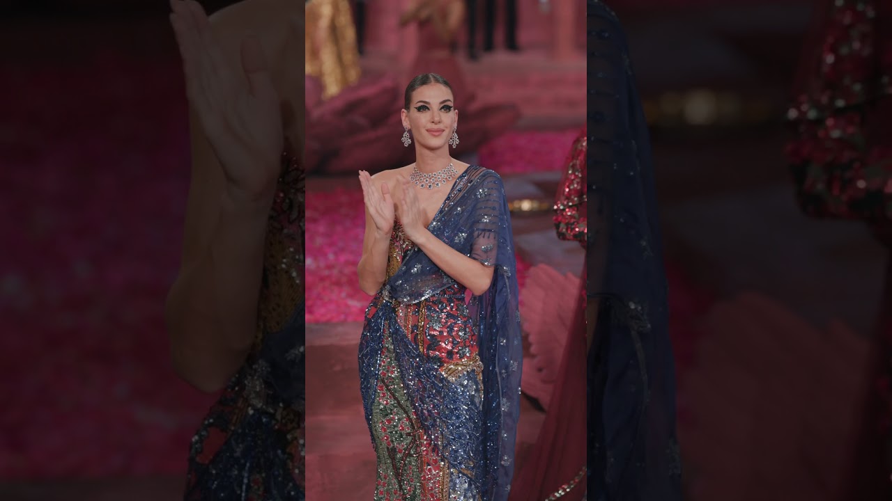 Stunning Collections by Falguni Shane Peacock at FDCI 