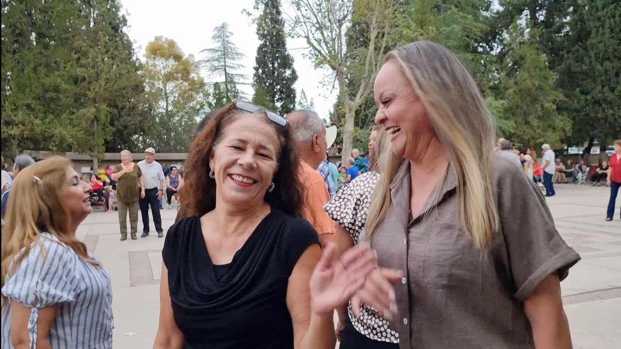 Conny y Ene en la verbena en vivo