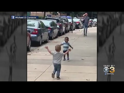 video-goes-viral-of-toddler-boys-hugging-each-other-on-streets-of-manhattan