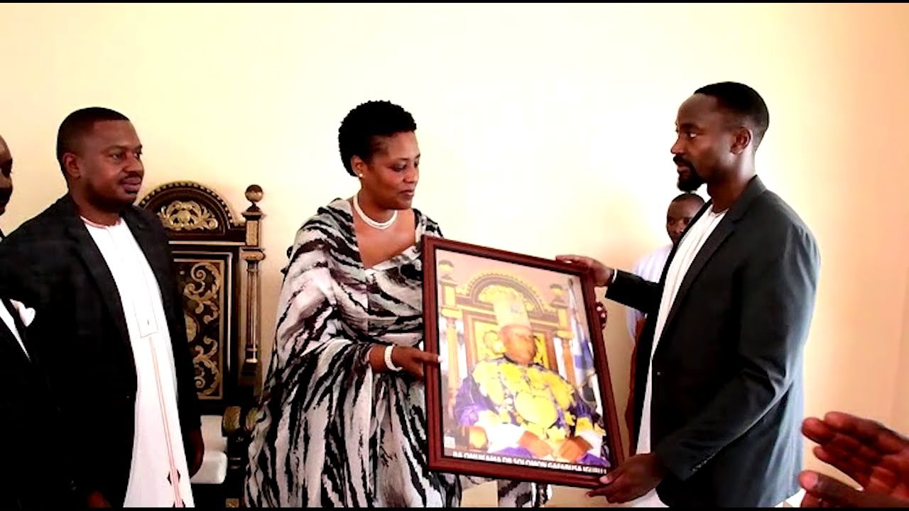 Agataliikonfuufu OMUKAMA WA BUNYORO ASIBIRIDDE KYABAZINGA ENTANDA