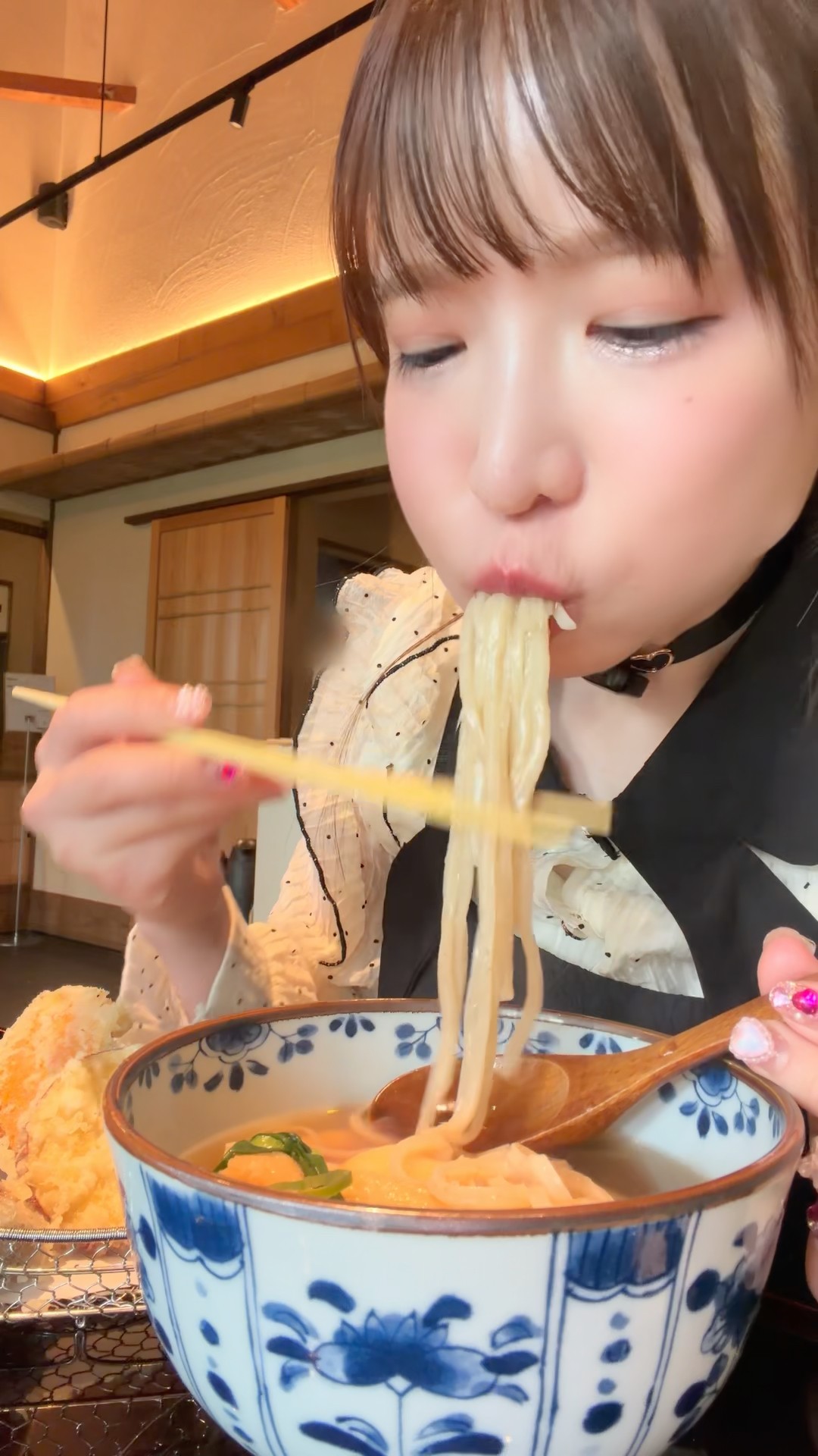 きつねおうどん爆食！！ - YouTube