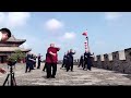 Z mistrzem Zhai na murze miejskim