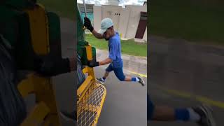 Gokil!! 🔥🔥Petugas Sampah Asal Brasil Ini Lakukan Akrobat Sambil Kerja❗️ #shorts #brasil