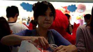20090822陳意涵-台北京華城義賣活動(2/3)有人買10隻雀躍的大發