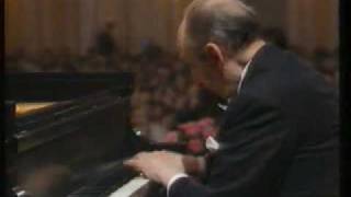 Vladimir Horovitch: Moszkowski & Scriabin
At an age of 82 Vladimir Horovitch In 1986 once again after 60 years saw his native town, Moscow.
Here he gave a solo concert and showed, that he still mastered the pieces with ease and vituosity.
One can almost feel the great affection from the audience for this gentle and kind old man.
Carl Vendler Vladimir Horovitch: Moszkowski & Scriabin