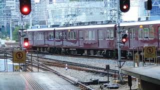 阪急宝塚線9000系9005F[各駅停車]+8000系8005F[急行]大阪梅田駅到着＆発車