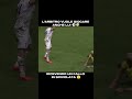 L'arbitro stanto di fare l'arbitro provs a dribblare i giocatori ma viene fermato da un fallo.