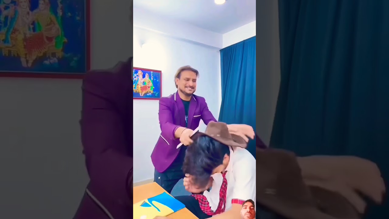 Yeh kaha se aa gaya humari school me 🙂😂 ||harshu|| 