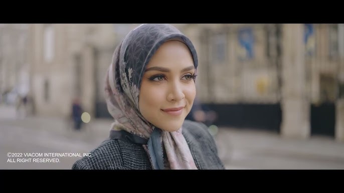 Sambut Serial 'Emily in Paris' Terbaru, Buttonscarves Luncurkan