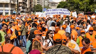 Una gran marea naranja, preparada para iniciar la manifestación en defensa de la caza en Valencia