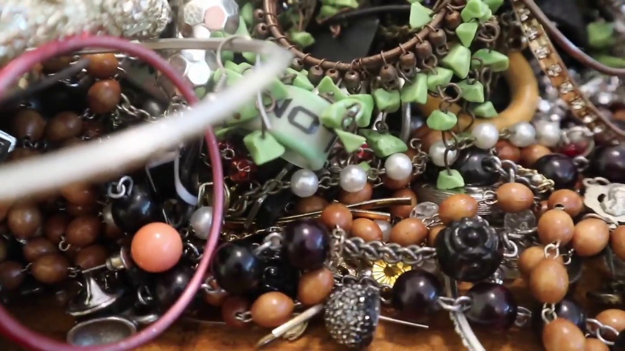 I FOUND 100 POUNDS OF COSTUME JEWELRY IN THE BASEMENT OF AN ESTATE IN