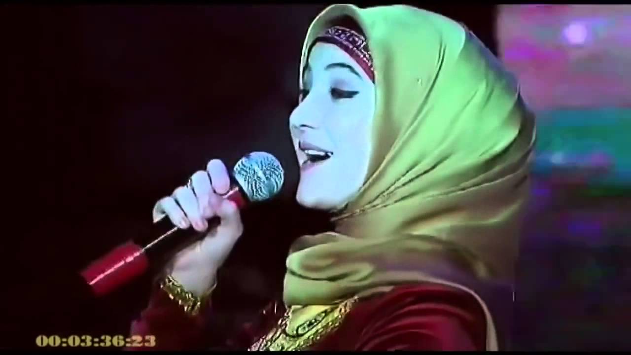 Хорошие чеченские песни слушать. Суммая Чеченская певица. Поют чеченские певицы. Чеченский концерт 2015. Суммая Безответная любовь.