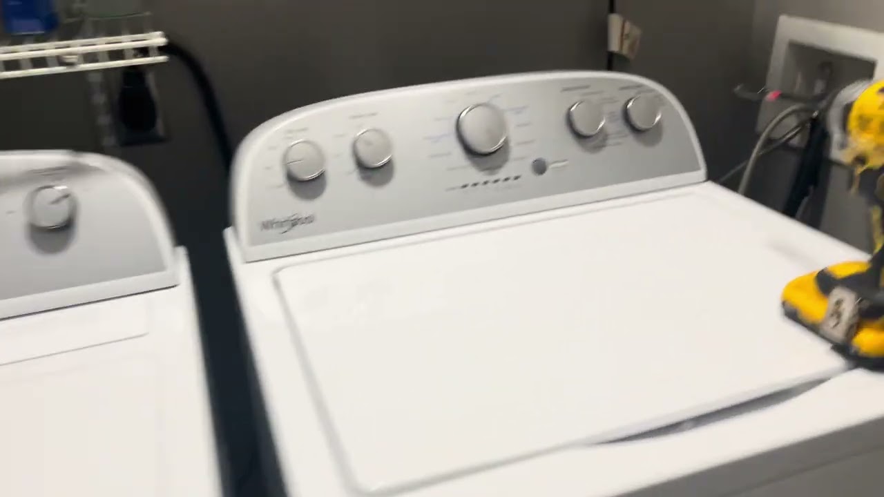 Cómo darle buen uso de mantenimiento a una secadora y lavadora Whirlpool, puerta de arriba.