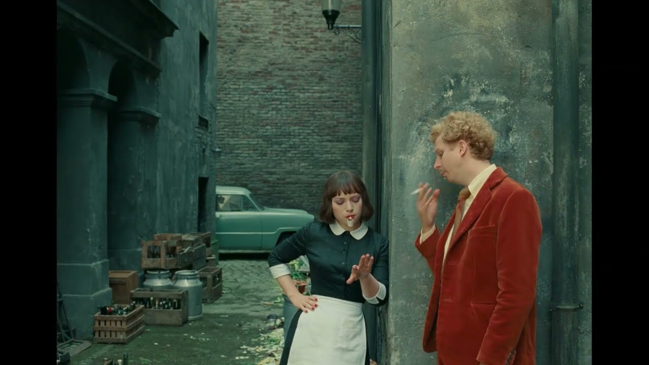 Финикийская схема (2025). Жа-Жа и Лисл расслабляются после рабочего дня. Финал фильма.