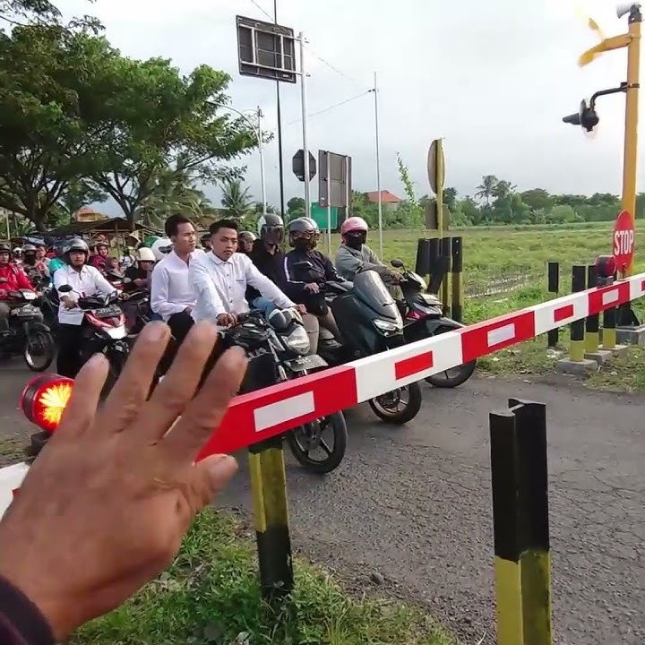 Hati2 melintas di perlintasan kereta api, jangan nyerobot jalur kendaraan dari arah berlawanan