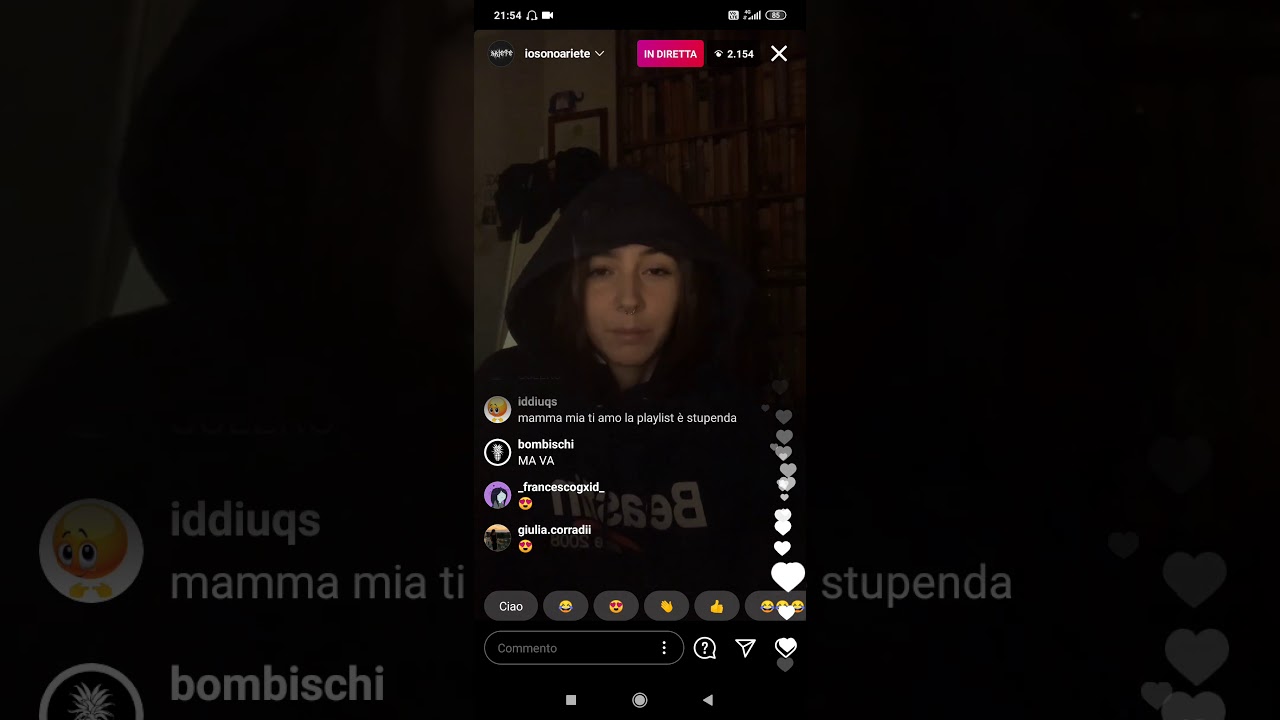 ariete si leva il cappello in live su Instagram (capelli tagliati) ✨ -  YouTube