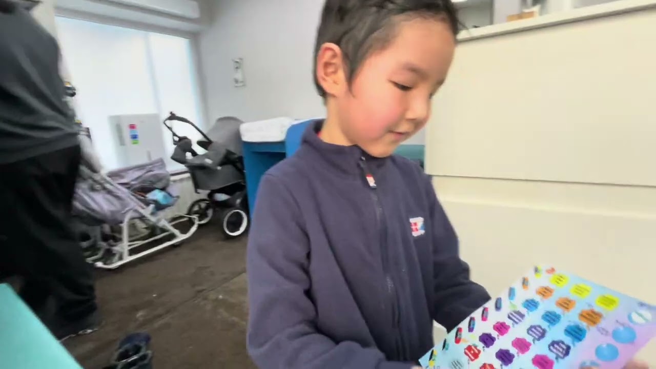 Артём плавает в бассейне 