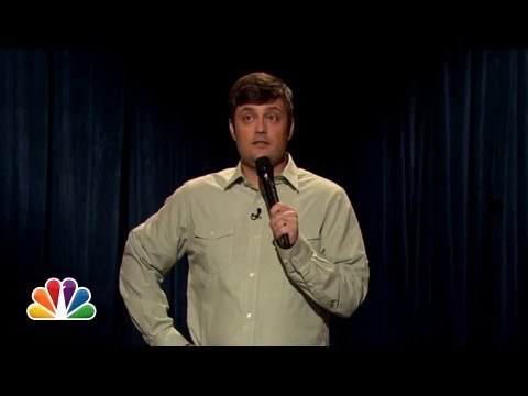 nate-bargatze-performs-stand-up-on-late-night-with-jimmy-fallon-(late-night-with-jimmy-fallon)