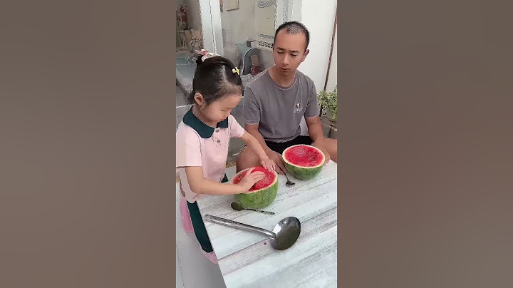 女兒挖走爸爸的西瓜芯，最後竟然把甜甜的部分都給了他，這個小女孩太孝順了！ #funny#萌娃#cute