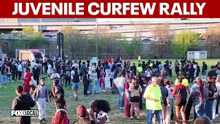 Manifestación contra el toque de queda para menores en Washington D.C.