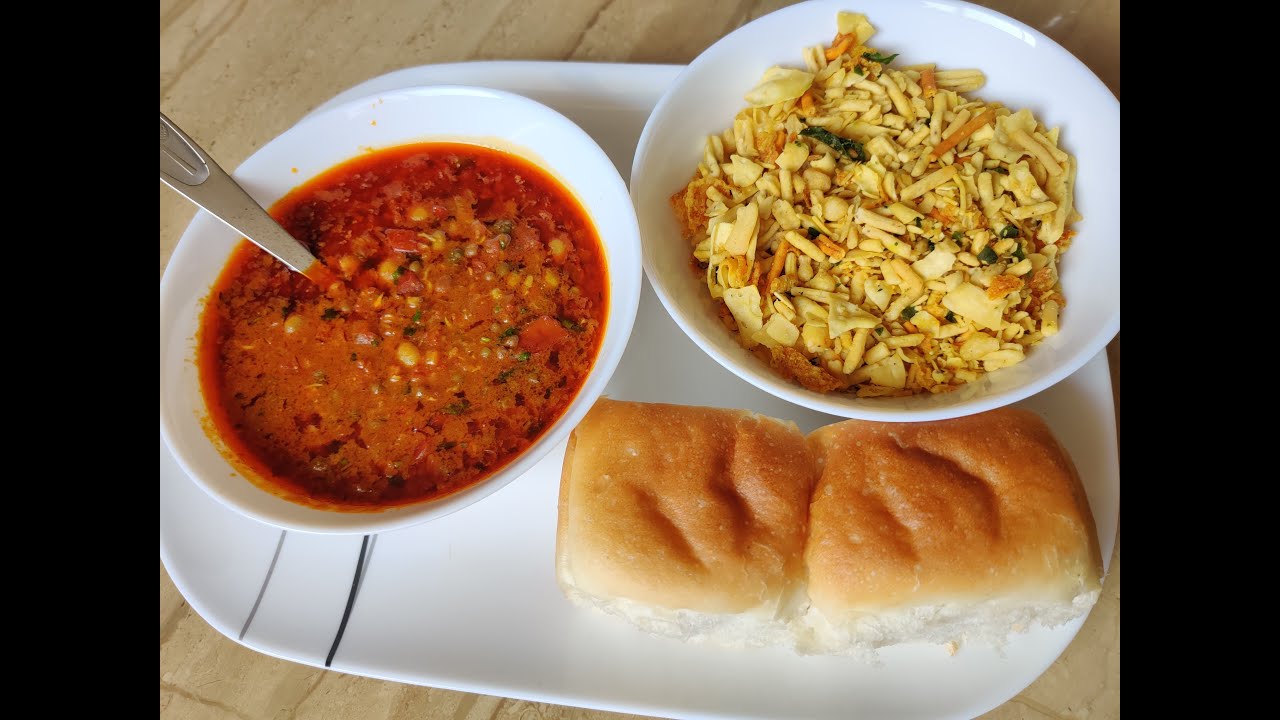 मुंबई का स्पेशल मिसल पाव बनायें घर पर बहुत आसानी से |Misal pav with Homemade Masala
