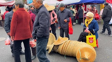 中國福建武夷山大集市：只在電視上看過的蓑衣斗笠，這裡竟然也有賣！環保又時尚！街頭小吃「光餅」只要3元一個，一出鍋就被搶空！藕粉美味健康，老奶奶直接買3大包，中國傳統樂器引圍觀。