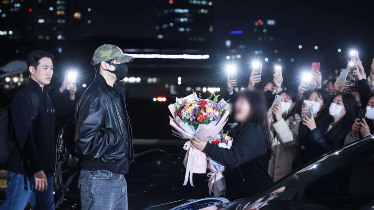 Ух ты, это невероятно! Чонгук сегодня поразил миллионы поклонников в аэропорту!