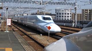 N700系ひかり472号東京行きに抜かれるN700系さくら550号新大阪行き姫路駅にて
