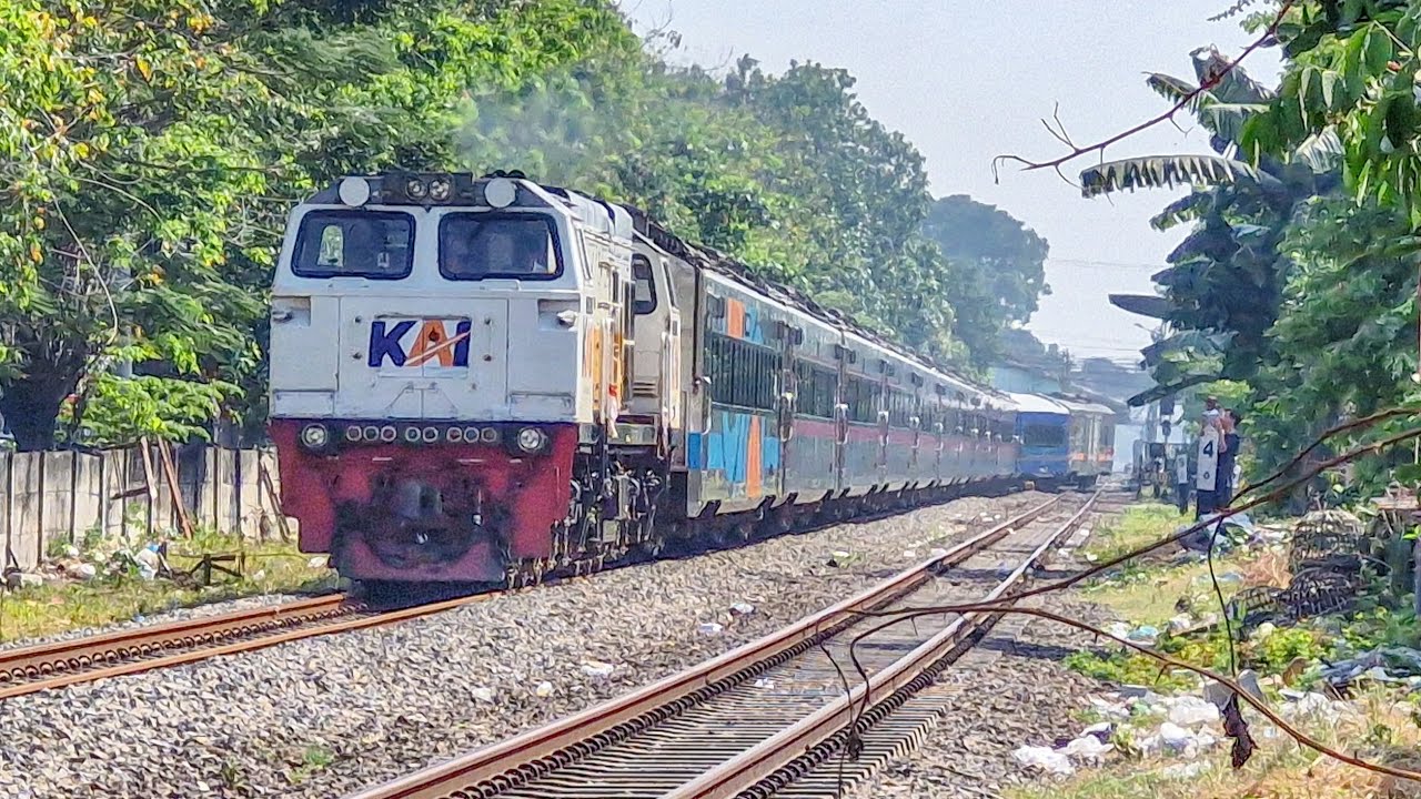 PASUKAN KERETA ELIT PADATI STASIUN TERBESAR DI KOTA SURABAYA!! Kereta Api di Stasiun Surabaya Gubeng