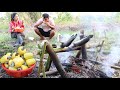 Cook and Eat: The way to use bamboo for cooking / Yummy roasted fish in bamboo