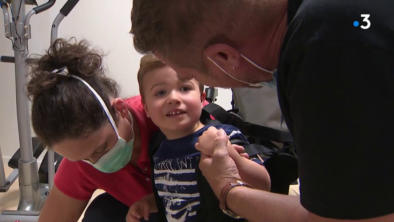 Clermont Ferrand Unique En France Un Robot D Entrainement A La Marche Pour Les Enfants Handicapes Youtube