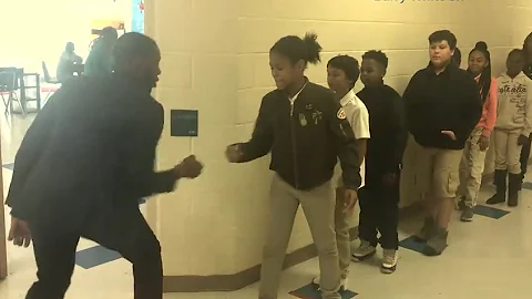 Teacher Has Incredible Handshakes With Each Student | ABC News - DayDayNews