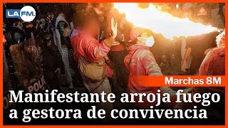 Marcha 8M: Fotos muestran a manifestante arrojando fuego a gestora de convivencia