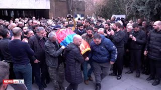 Thumbnail for Գագիկ Գինոսյանին ճանապարհեցին յարխուշտա պարով. հարյուրավոր քաղաքացիներ էին հավաքվել թատրոնի բակում