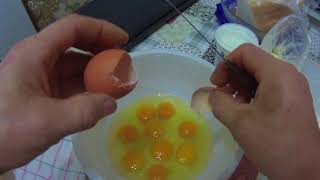 Как правильно разбить куриное яйцо.