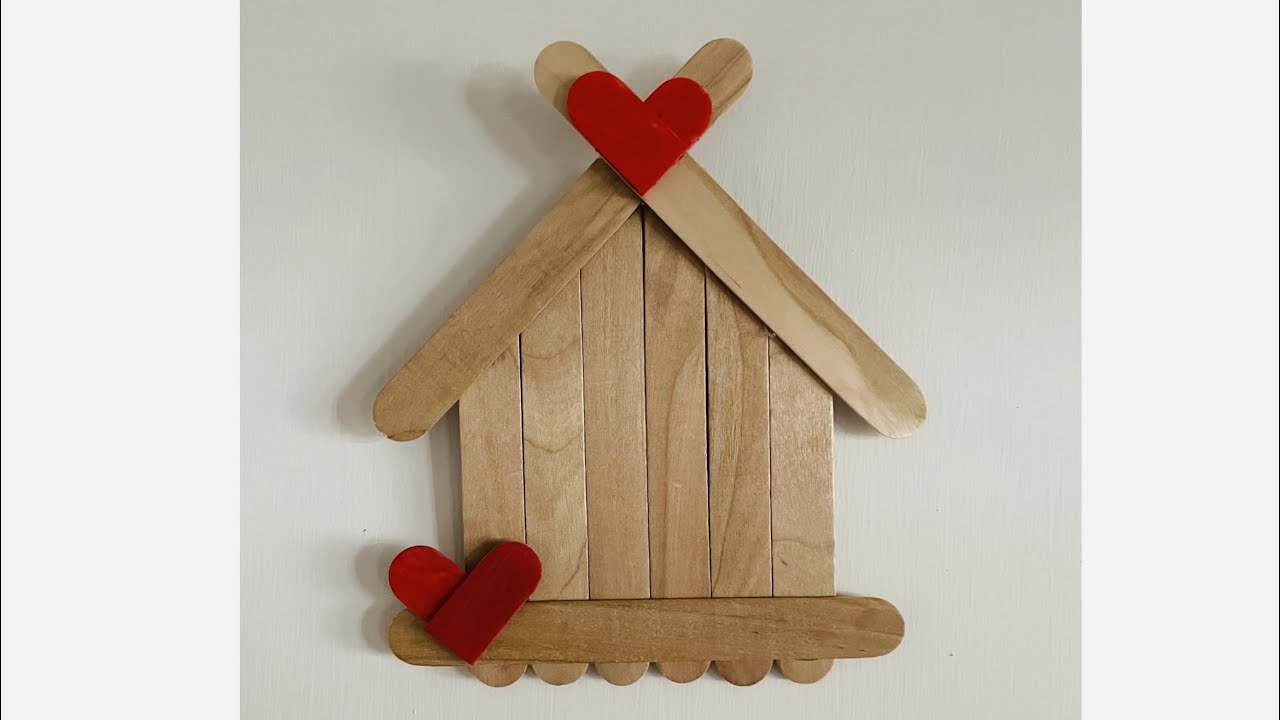 Casetta con bastoncini di legno