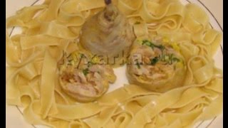 Отварная курица фаршированная яйцом с зеленью
