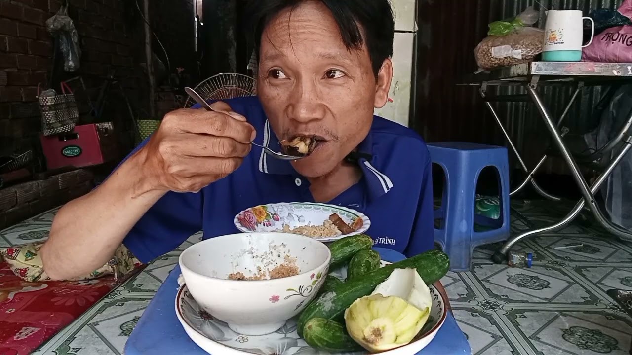 bữa nay ăn cơm với thịt với xoài dưa leo