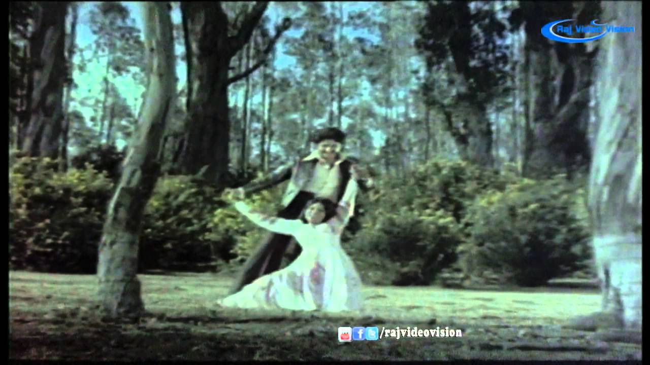 Nee Ilatha Pozhuthu HD Song