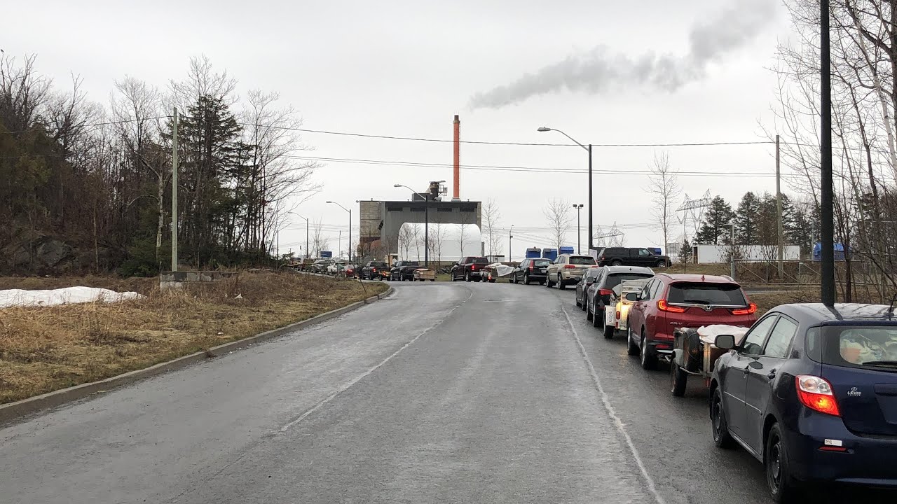 Une file monstre à l'ouverture de l'écocentre de Lévis YouTube