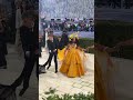 We can't lose when SZA hits the #MetGala steps. 🧡