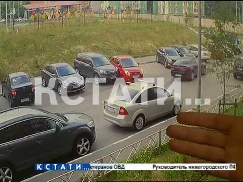 Авто упало с парковки