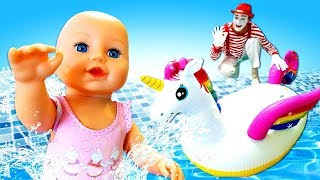 Купаем Беби Бон в бассейне с надувными игрушками - Видео для девочек - Игры в куклы Как мама видео
