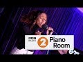 Capture de la vidéo Alexandra Burke - Hallelujah (Leonard Cohen Cover, Radio 2'S Piano Room)